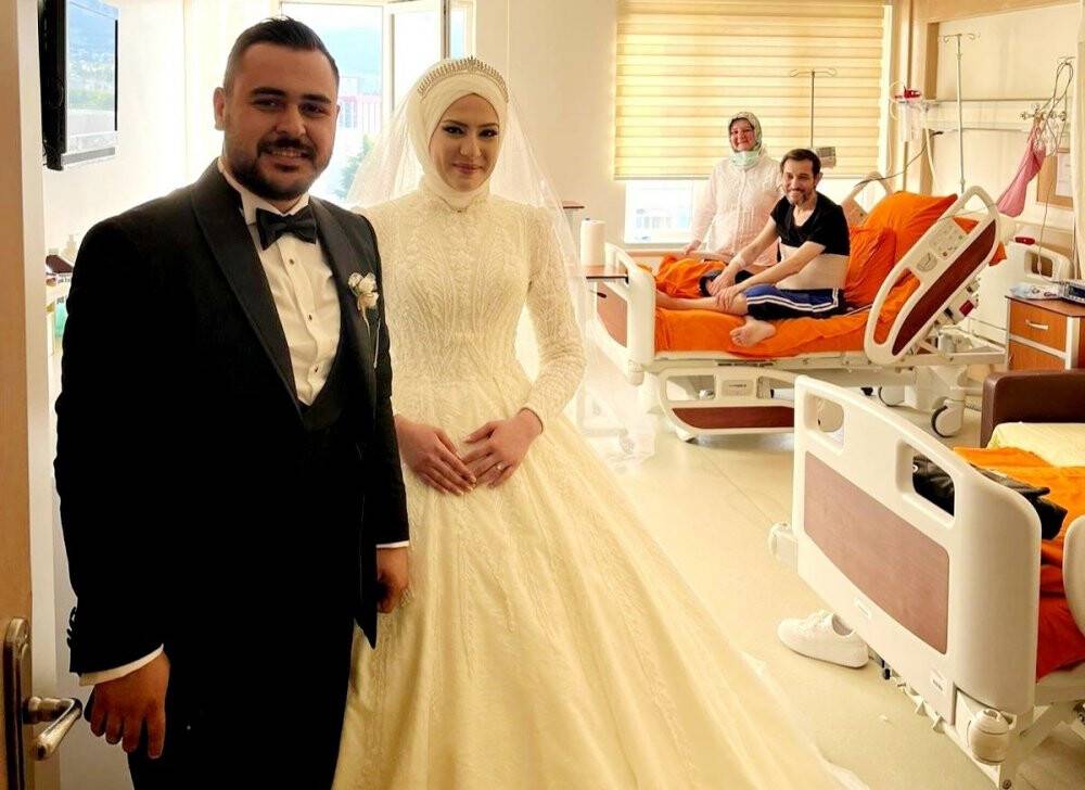 Karaciğer nakli olan dayısını gelinliğiyle hastanede ziyaret etti