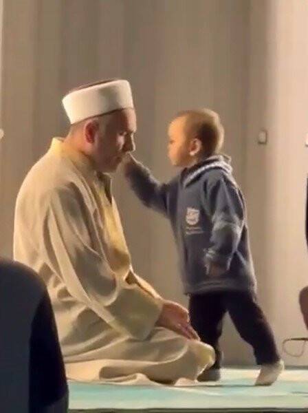 Kur'an okuyan imam ile çocuğun oyunu yürek ısıttı
