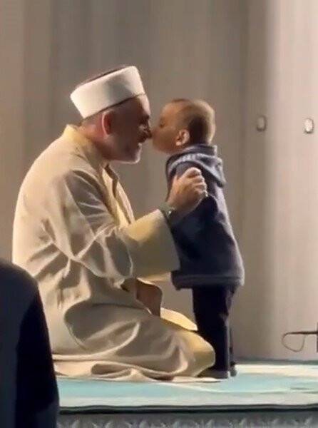 Kur'an okuyan imam ile çocuğun oyunu yürek ısıttı