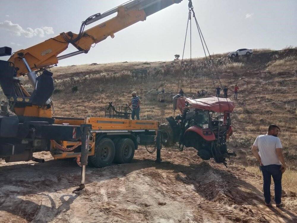 Uçuruma yuvarlanan traktör vinçle çıkartıldı