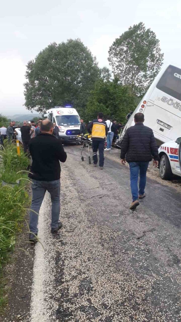 Bilecik’te minibüs ile otomobil çarpıştı: 11 yaralı