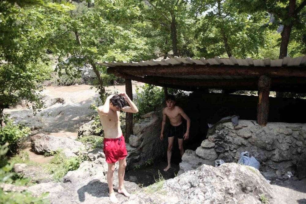 Bir yanda Uludağ’ın buz gibi suyu, diğer yanda 40 derece kaplıca hamamı