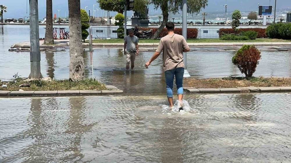 İskenderun’da fırtınada sahil şeridini su bastı