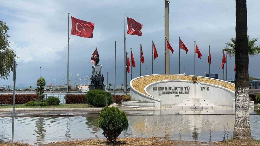 İskenderun’da fırtınada sahil şeridini su bastı