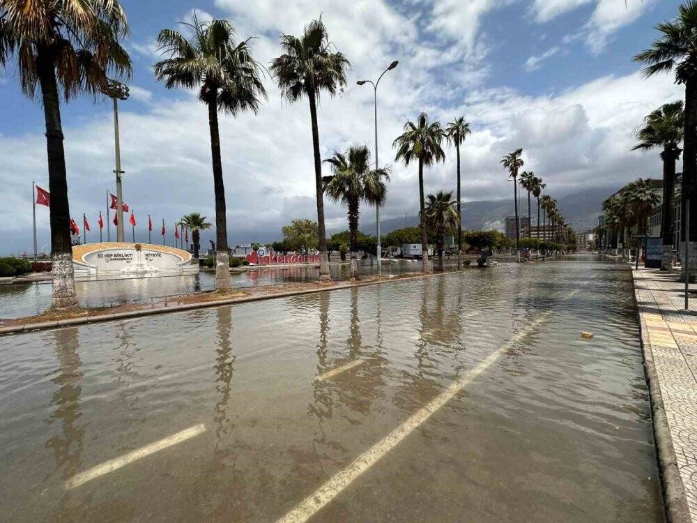 İskenderun’da fırtınada sahil şeridini su bastı