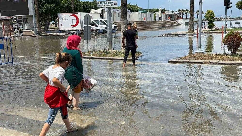 İskenderun’da fırtınada sahil şeridini su bastı