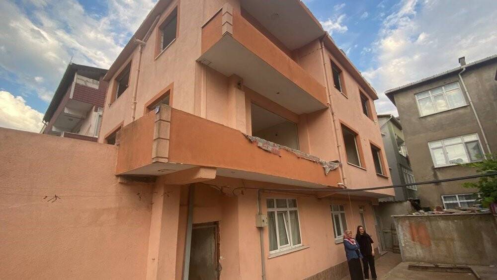 Anne kız memlekete gitmişti, eve geldiklerinde hayrete düştüler: "İnsanlık dışı"