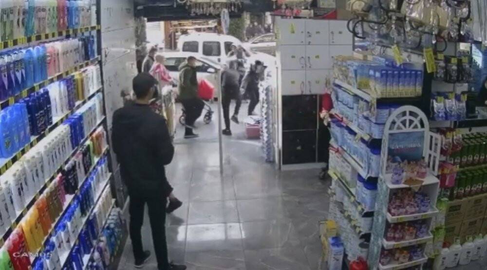 Silahlı saldırı kamerada: Yanlış adamı vurmuş