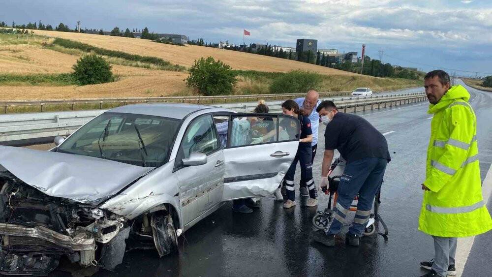 Su birikintisine kapılan araç bariyerlere çarptı: 2 yaralı