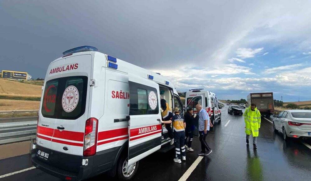 Su birikintisine kapılan araç bariyerlere çarptı: 2 yaralı