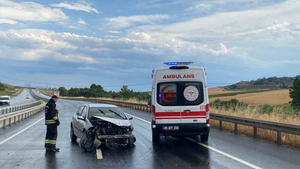 Su birikintisine kapılan araç bariyerlere çarptı: 2 yaralı
