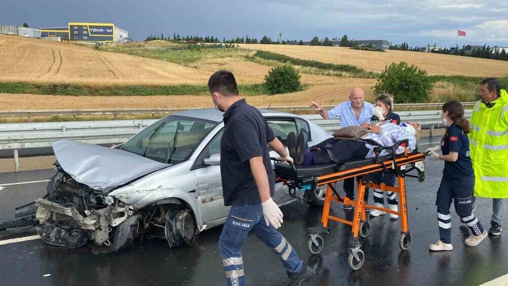 Su birikintisine kapılan araç bariyerlere çarptı: 2 yaralı