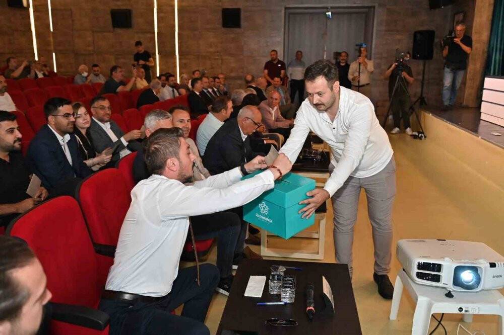 Tepki çeken konserden sonra ilçeye yeni başkan seçildi