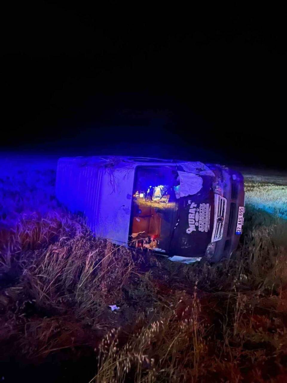 Yoldan çıkan minibüs tarlaya uçtu: 7 kişi yaralandı