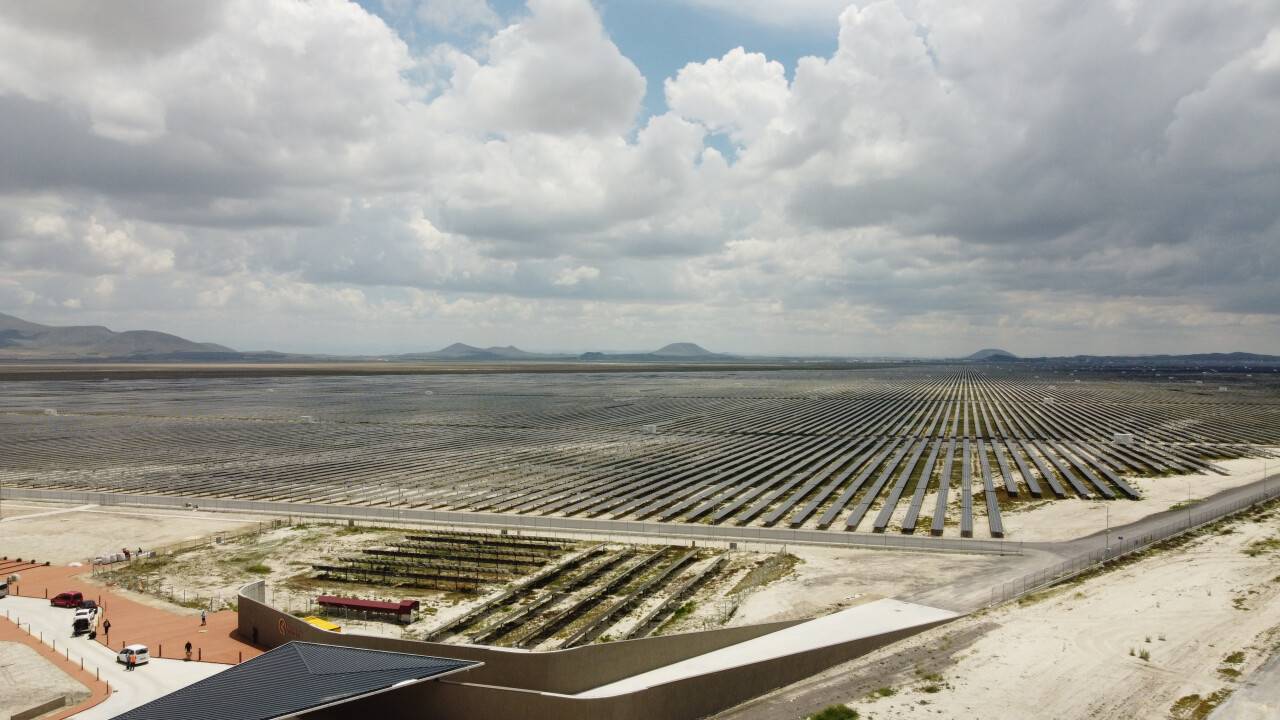 aa-20230622-31494554-31494546-avrupanin-en-buyuk-gunes-enerji-santrali-2-bin-700-metre-yuksekten-goruntulendi.jpg