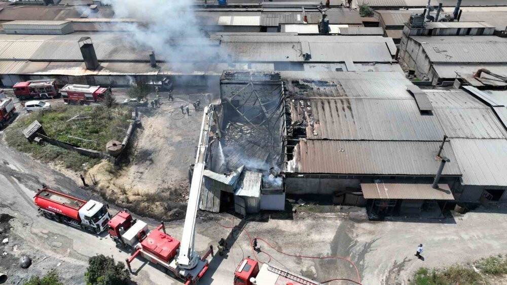 Bursa'da boya kimyasalları fabrikasında çıkan yangın kontrol altına alındı