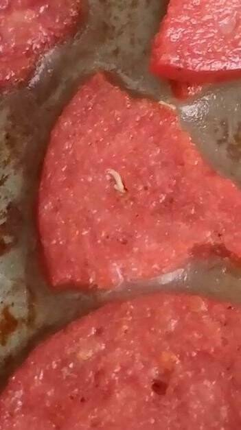 Marketten aldığı sucuğun içinden kurtçuk fışkırdı