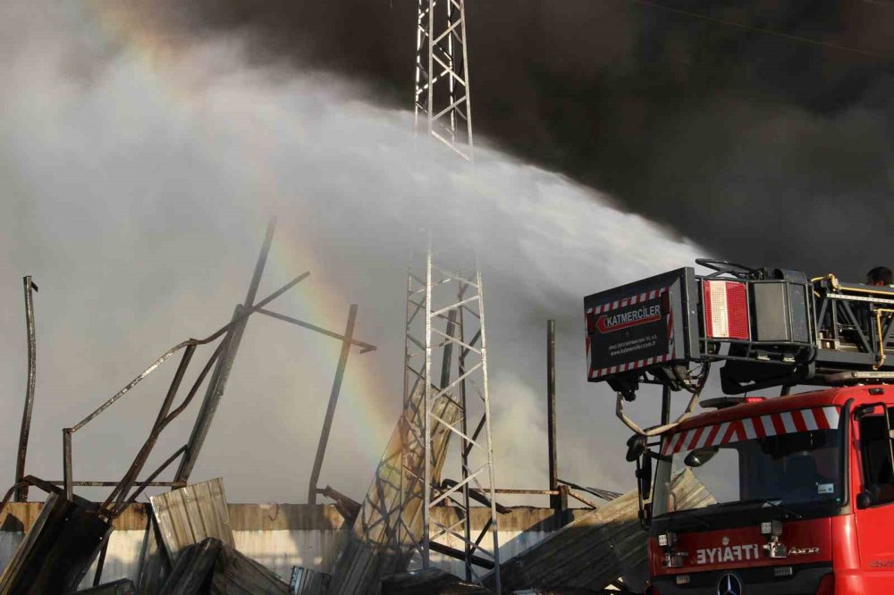 Manisa’daki fabrika yangını 19 saat sonra kontrol altına alındı