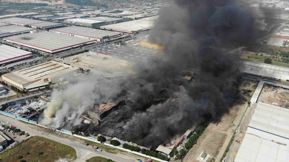 Manisa’daki fabrika yangını 19 saat sonra kontrol altına alındı