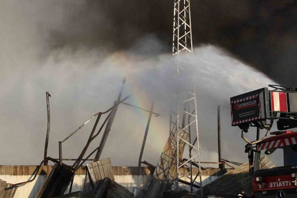 Manisa’daki fabrika yangını 19 saat sonra kontrol altına alındı