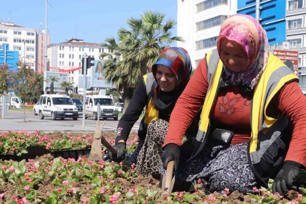 Kadınların yakıcı güneş altında ekmek mücadelesi: Şehri onlar süslüyor