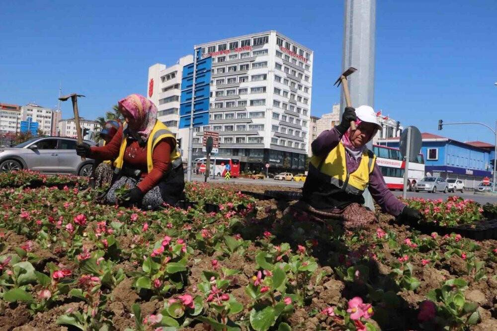 Kadınların yakıcı güneş altında ekmek mücadelesi: Şehri onlar süslüyor