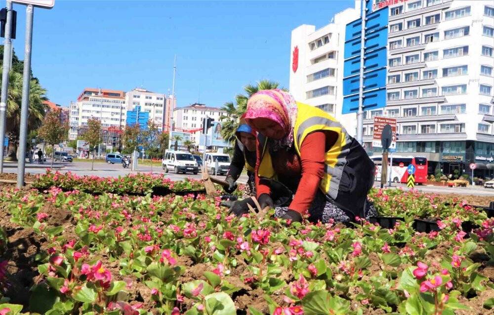 Kadınların yakıcı güneş altında ekmek mücadelesi: Şehri onlar süslüyor