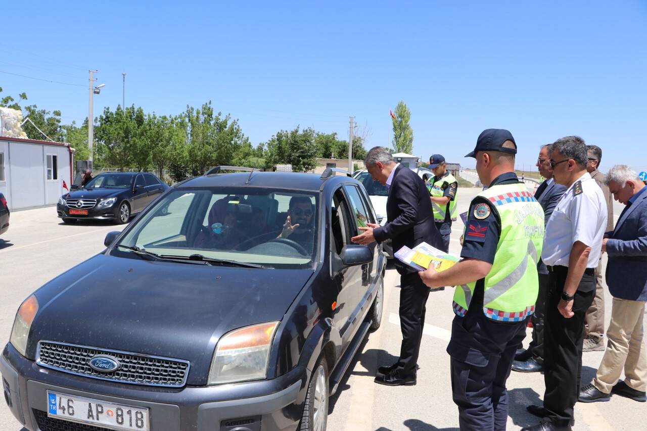 aa-20230624-31515168-31515166-karaman-valisi-akkoyun-kurban-bayrami-oncesi-trafik-denetimine-katildi.jpg