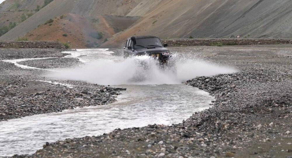 Off road aracı şelalenin altında yıkandı