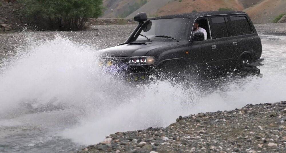 Off road aracı şelalenin altında yıkandı