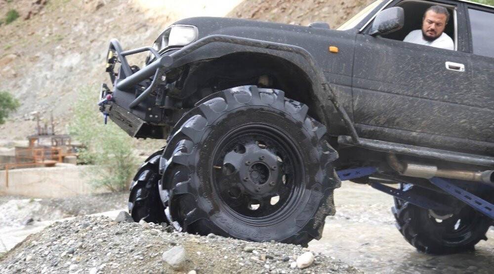 Off road aracı şelalenin altında yıkandı