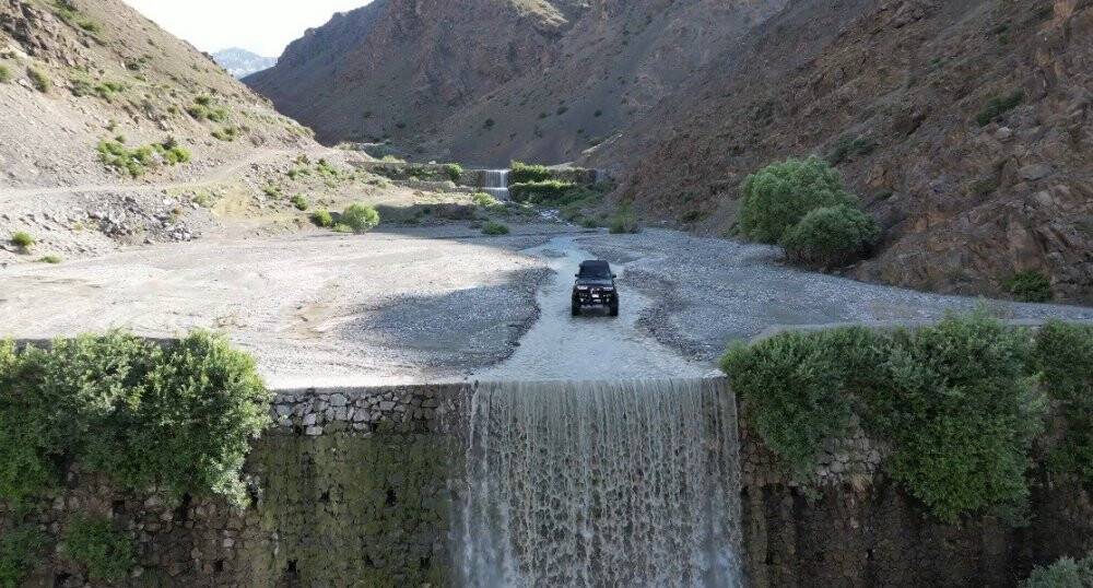 Off road aracı şelalenin altında yıkandı