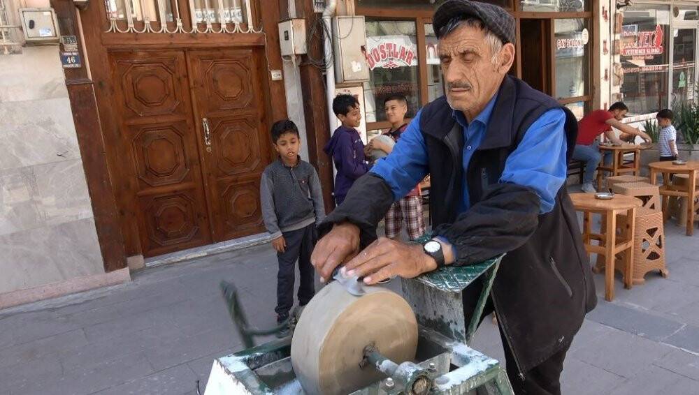 35 yıldır bıçak bileyerek ekmek parasını kazanıyor