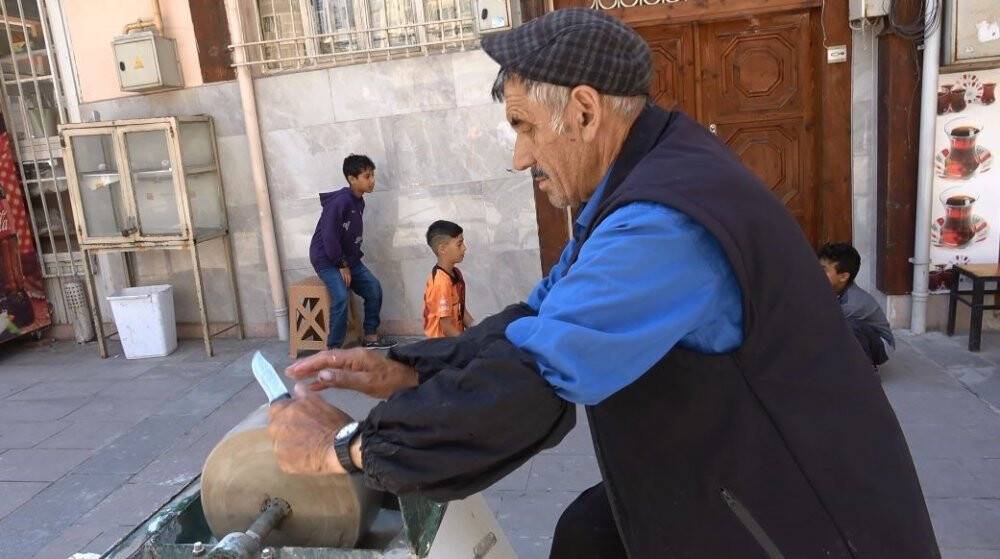 35 yıldır bıçak bileyerek ekmek parasını kazanıyor