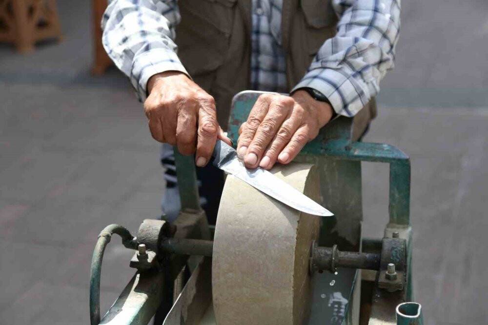 35 yıldır bıçak bileyerek ekmek parasını kazanıyor