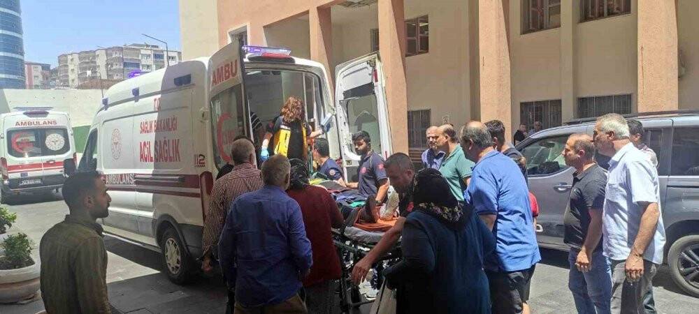 Batman’da hafif ticari araç ile otomobil çarpıştı: 6 yaralı