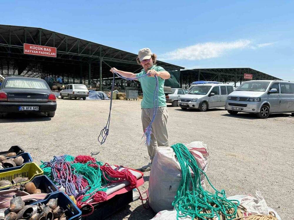 Kurban bağlamak için kullanılan ipler hayvanın boyutuna göre seçilmeli