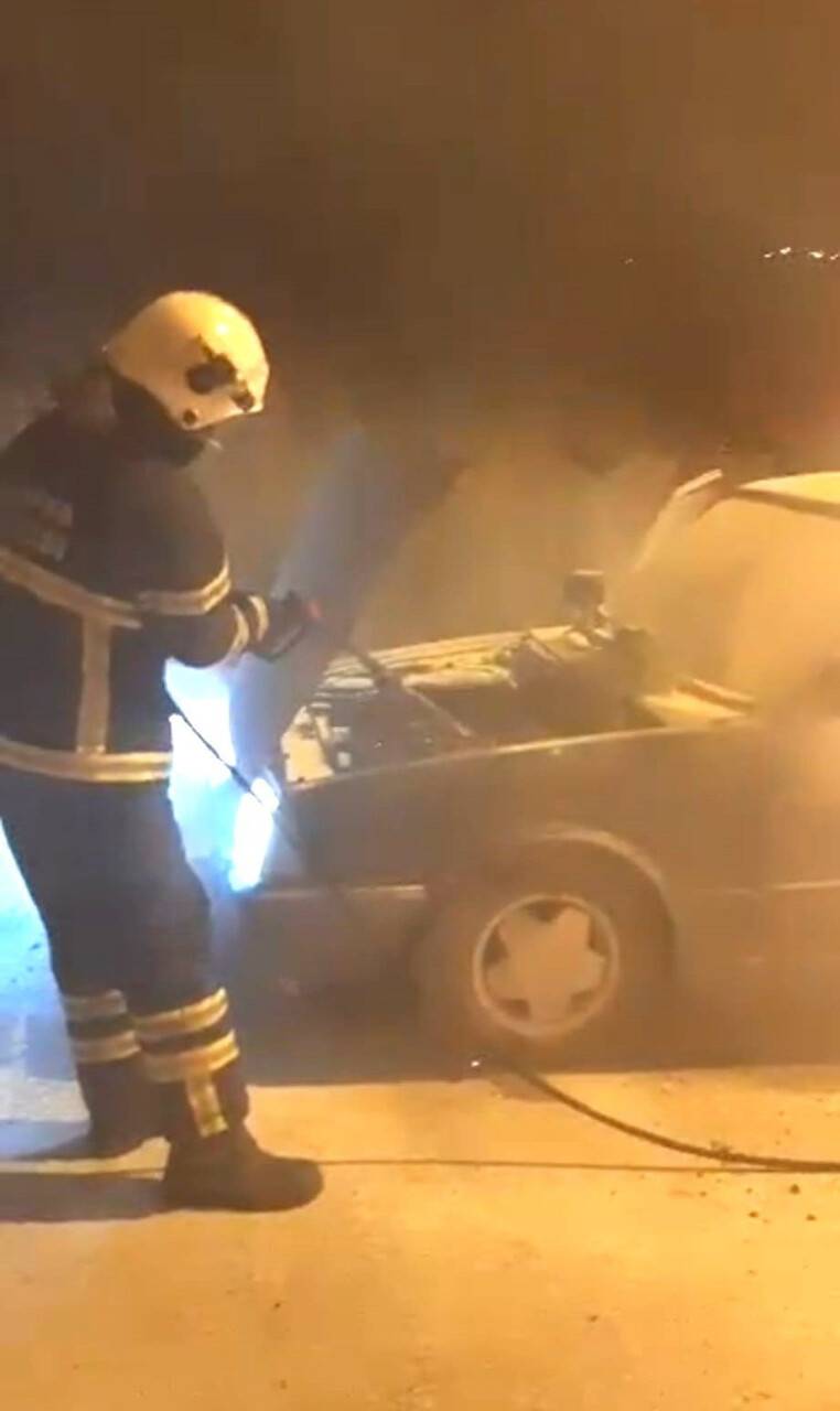 Seyir halindeyken motor kısmında yangın çıkan otomobilde hasar oluştu