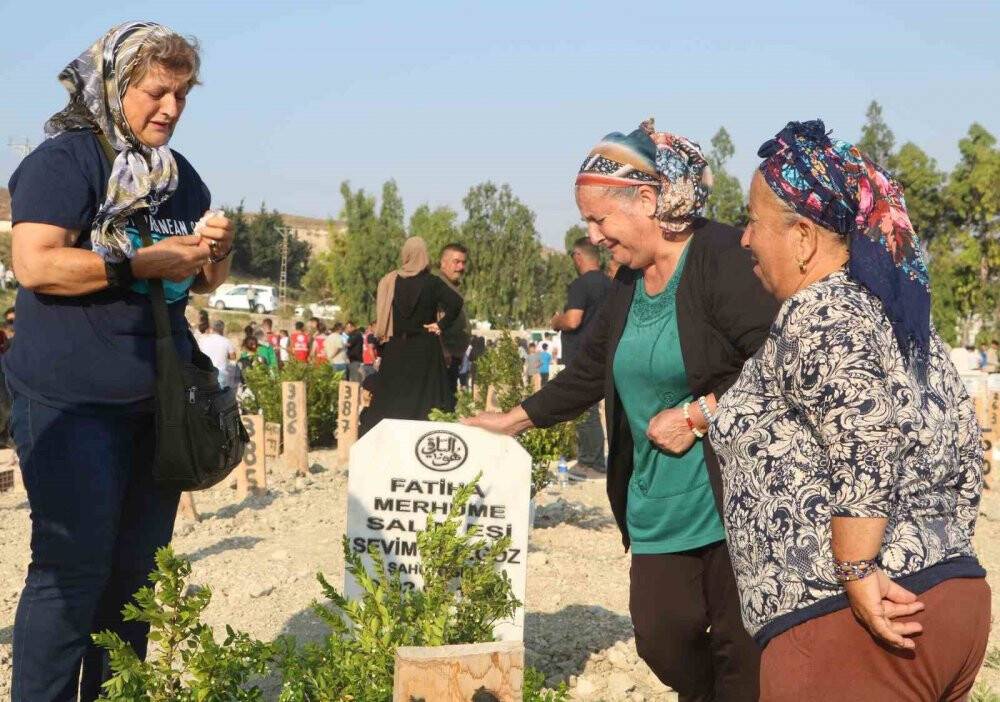 Hatay’da ilk bayram ziyareti deprem mezarlığına oldu