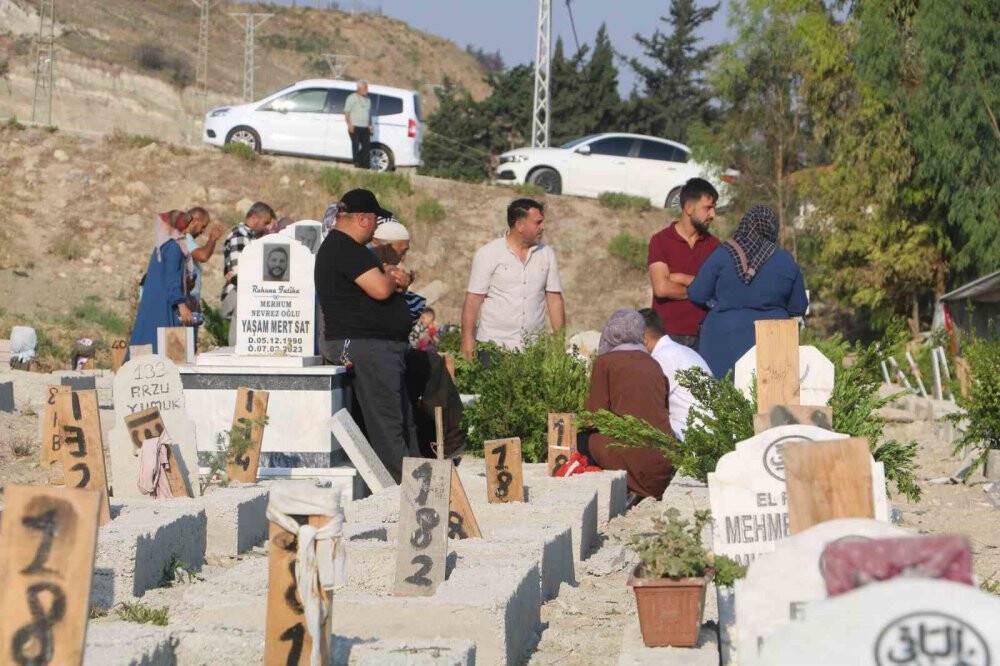 Hatay’da ilk bayram ziyareti deprem mezarlığına oldu