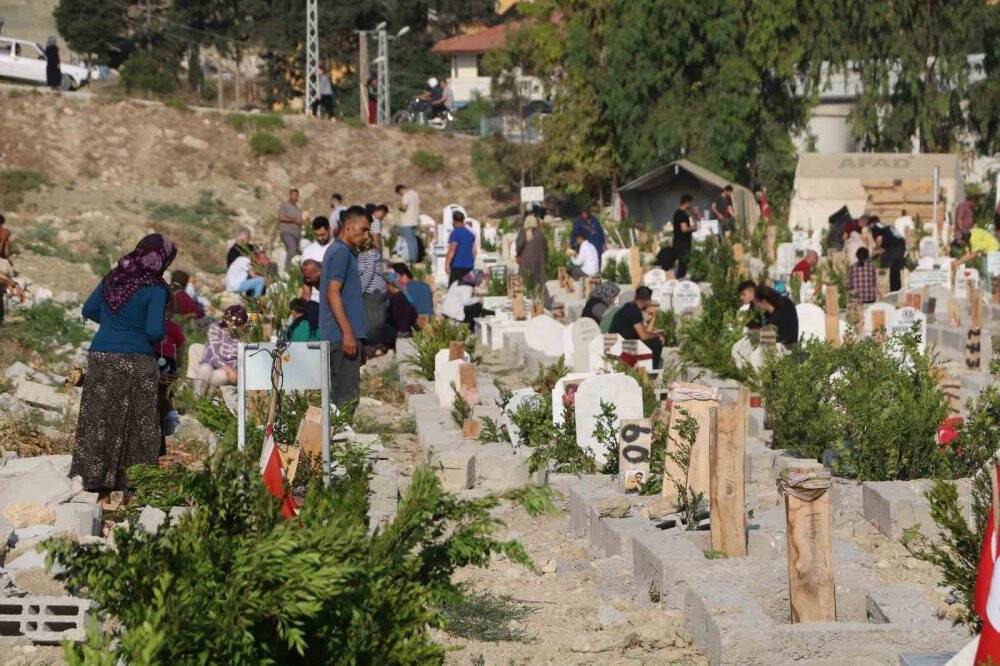 Hatay’da ilk bayram ziyareti deprem mezarlığına oldu