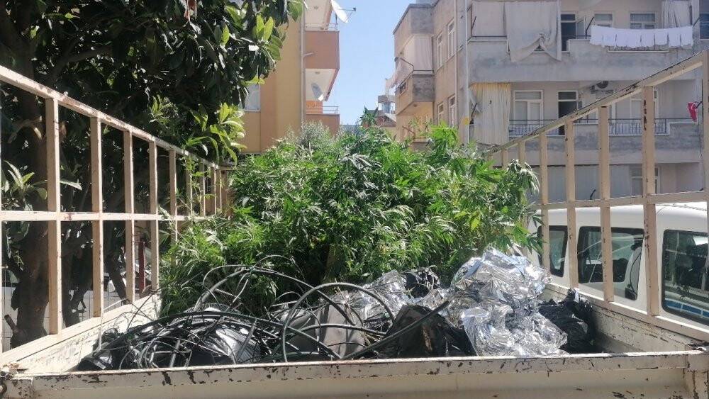 Karşılıklı kiraladıkları dairede, uyuşturucu laboratuvarı kurmuşlar
