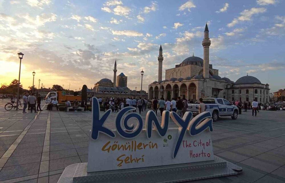 Konya'da binlerce kişi bayram namazında Mevlana Meydanı’nı doldurdu