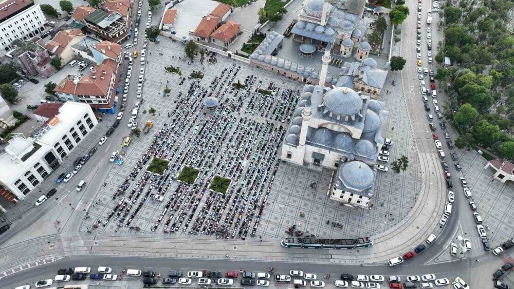 Konya'da binlerce kişi bayram namazında Mevlana Meydanı’nı doldurdu