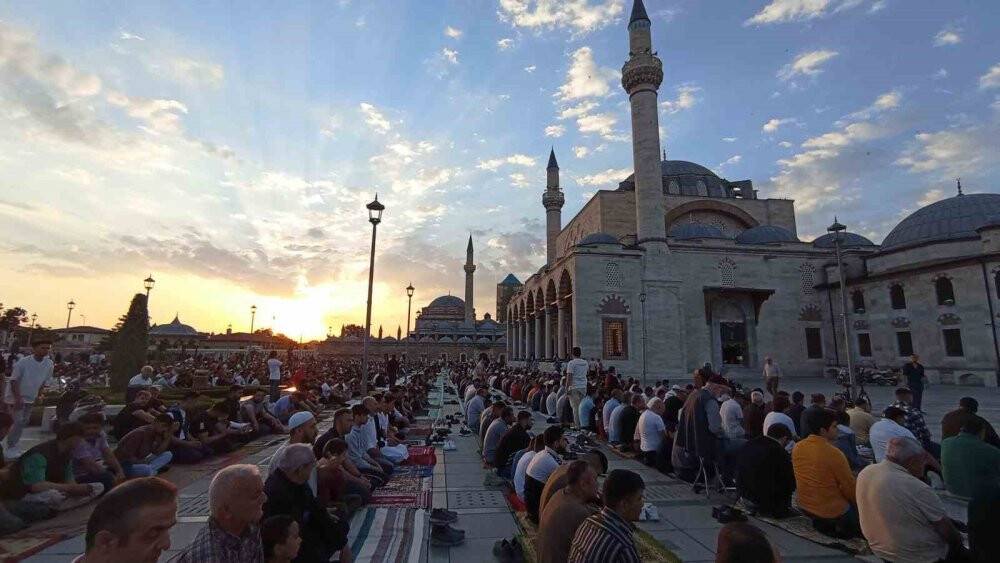 Konya'da binlerce kişi bayram namazında Mevlana Meydanı’nı doldurdu