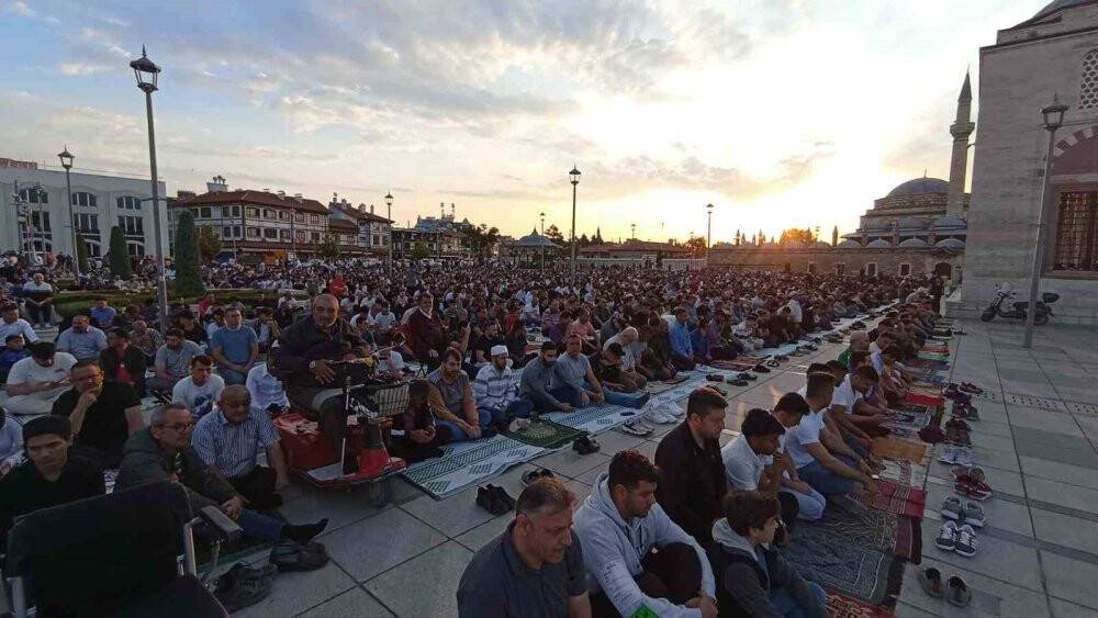 Konya'da binlerce kişi bayram namazında Mevlana Meydanı’nı doldurdu