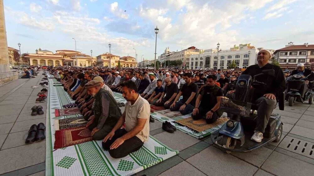 Konya'da binlerce kişi bayram namazında Mevlana Meydanı’nı doldurdu