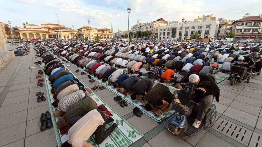 Konya'da binlerce kişi bayram namazında Mevlana Meydanı’nı doldurdu