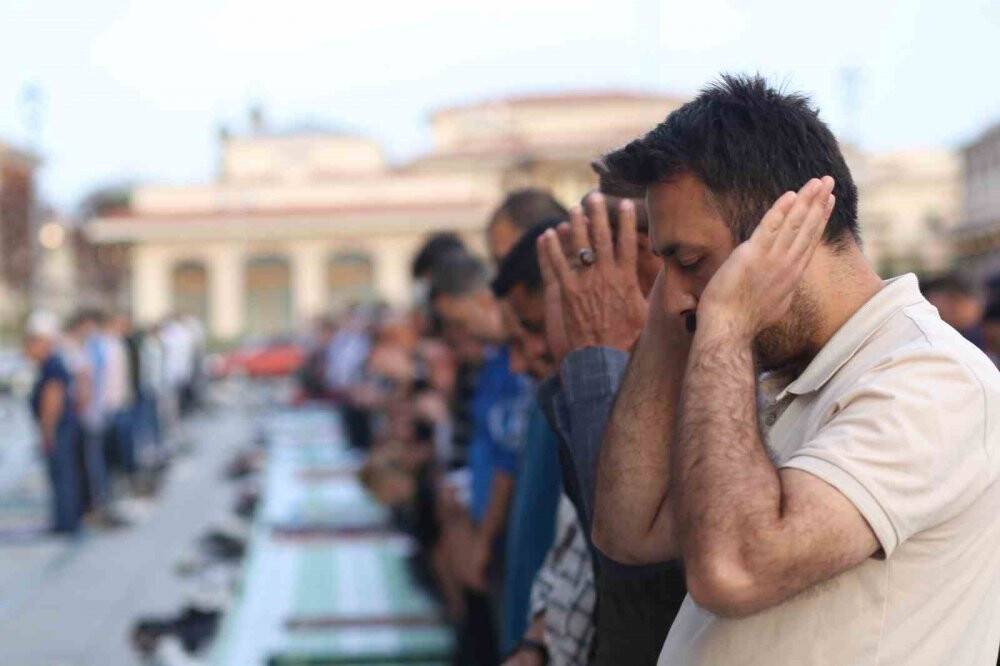 Konya'da binlerce kişi bayram namazında Mevlana Meydanı’nı doldurdu