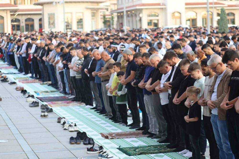 Konya'da binlerce kişi bayram namazında Mevlana Meydanı’nı doldurdu